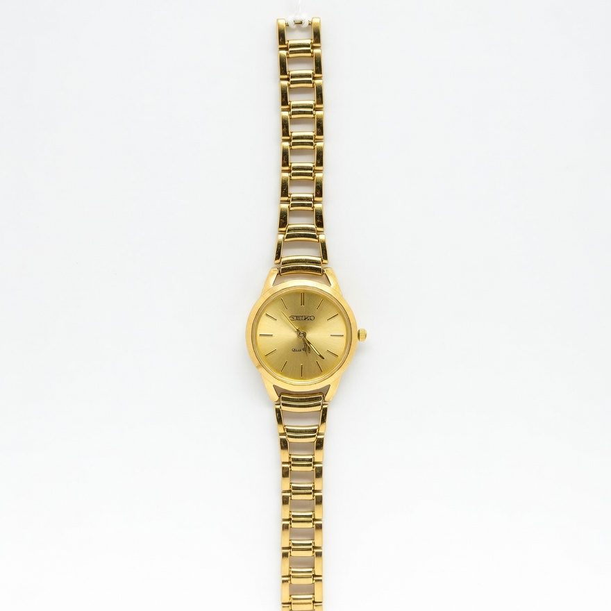 Add elegance to your style with this Elegant Women's Watch, designed for modern women who love fashion and sophistication. Perfect for daily wear, office, and special occasions.