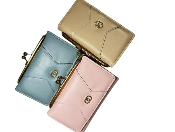 Stay stylish with this Trendy Ladies Purse, designed for modern fashion lovers. Perfect for casual outings, shopping, and daily use with a lightweight and fashionable design.